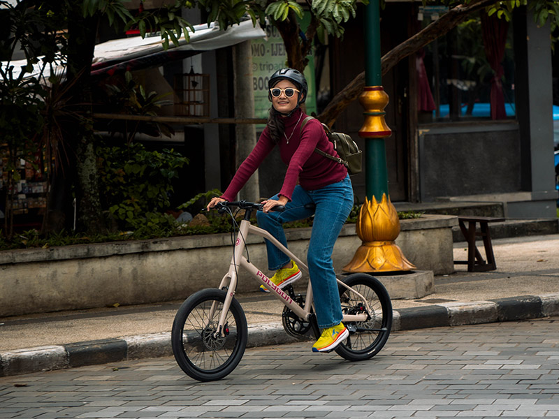 Bersepeda di kota menggunakan helm sepeda untuk keamanan Bersepeda di kota menggunakan helm sepeda untuk keamanan