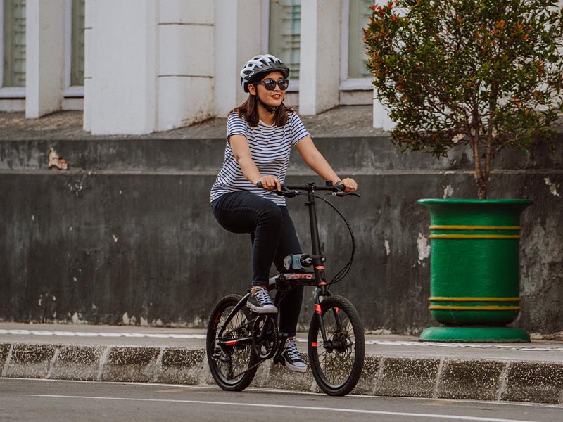 Komuter santai dengan sepeda lipat di dalam kota Komuter santai dengan sepeda lipat di dalam kota