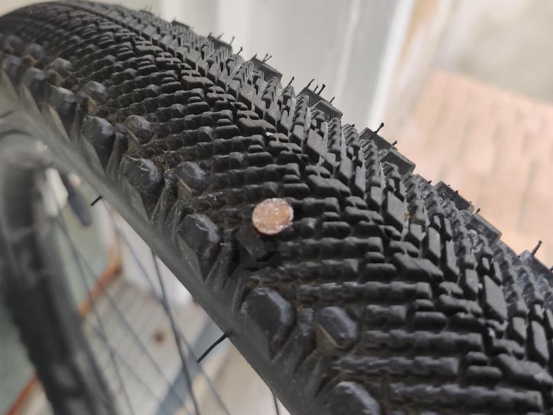 Ban sepeda terkena paku Ban sepeda terkena paku