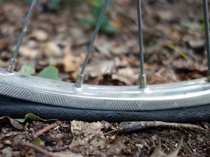 Ban sepeda kempes karena tekanan rendah Ban sepeda kempes karena tekanan rendah