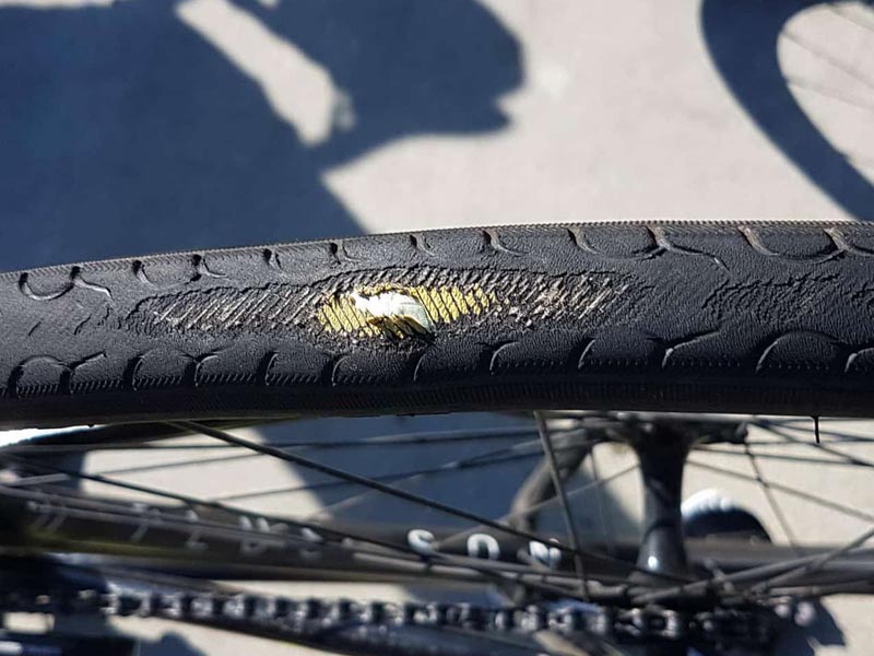 Ban sepeda dengan kualitas kurang baik Ban sepeda dengan kualitas kurang baik