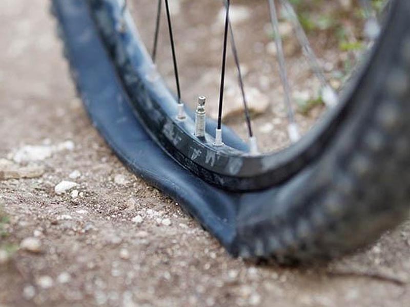 Ban sepeda yang bocor mendadak di jalan Ban sepeda yang bocor mendadak di jalan