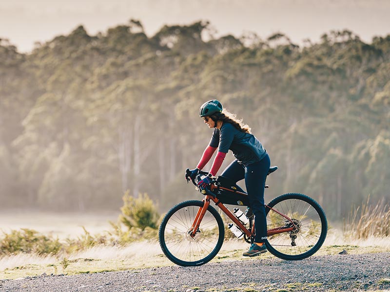 Bersepeda gravel dengan jersey dan bibshort Bersepeda gravel dengan jersey dan bibshort