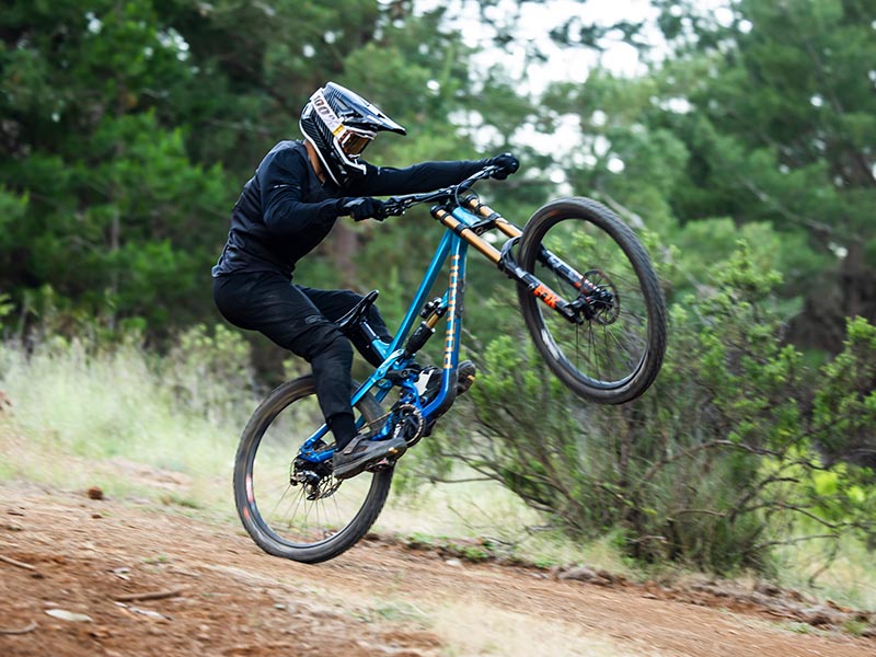 Beraksi di pegunungan dengan sepeda downhill Beraksi di pegunungan dengan sepeda downhill