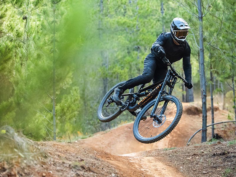 Cyclist mengendalikan sepeda downhill dengan stabil Cyclist mengendalikan sepeda downhill dengan stabil