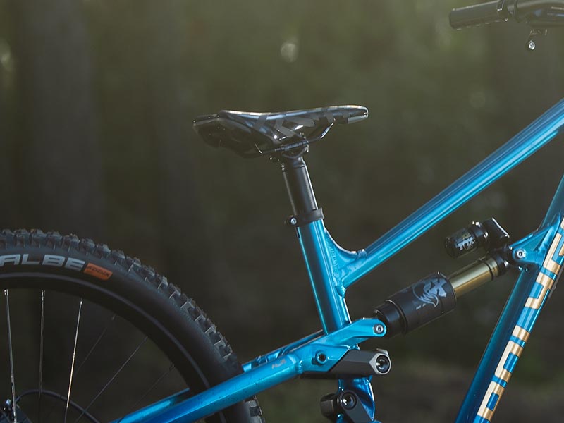 Sadel sepeda downhill dengan dropper post Sadel sepeda downhill dengan dropper post