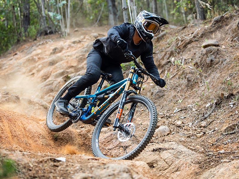 Menuruni bukit dengan sepeda downhil Menuruni bukit dengan sepeda downhil