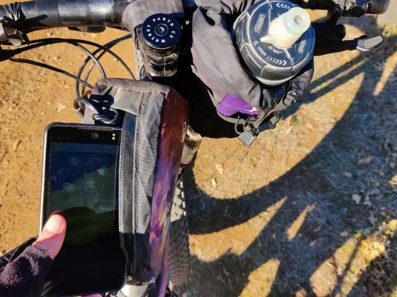 Tempat handphone memudahkan mengakses GPS dan komunikasi saat komuting Tempat handphone memudahkan mengakses GPS dan komunikasi saat komuting