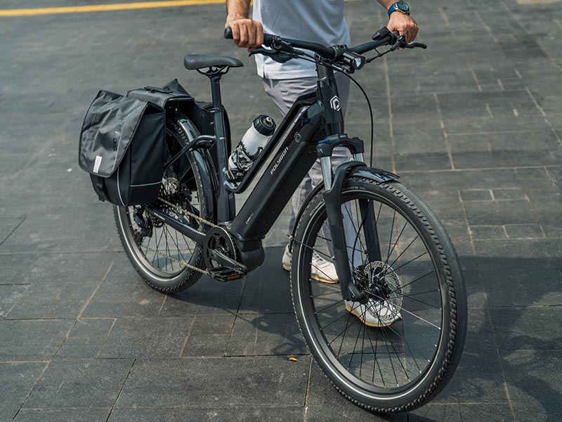 Memasang tas sepeda pada sepeda listrik Memasang tas sepeda pada sepeda listrik