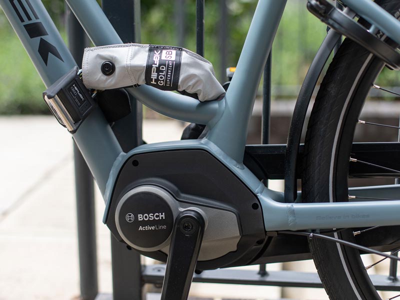 Mengunci sepeda listrik dengan gembok untuk keamanan ekstra Mengunci sepeda listrik dengan gembok untuk keamanan ekstra