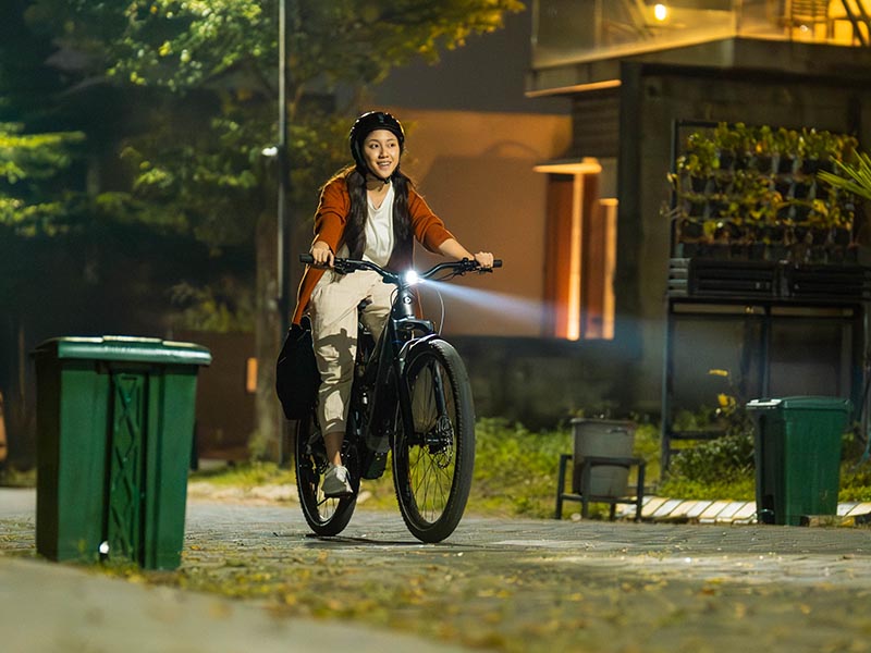 Lampu sepeda listrik menerangi jalan di malam hari Lampu sepeda listrik menerangi jalan di malam hari