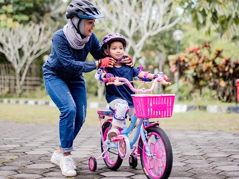 Bersepeda bersama anak menggunakan sepeda roda tiga Bersepeda bersama anak menggunakan sepeda roda tiga