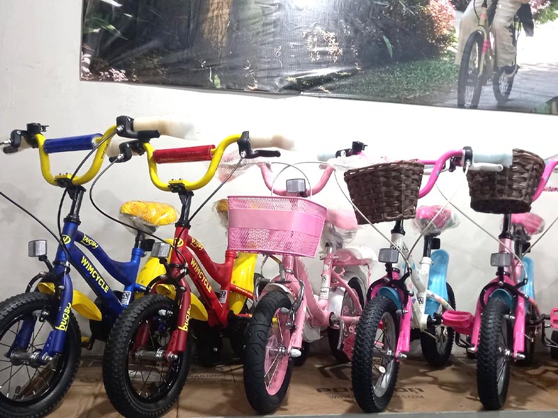 Memilih sepeda anak Wimcycle di toko sepeda Memilih sepeda anak Wimcycle di toko sepeda