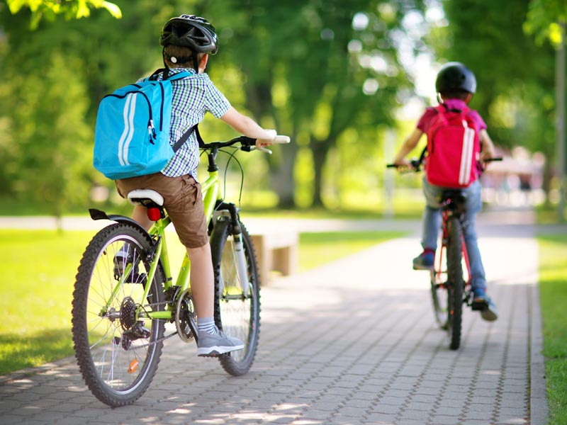 Keseruan bike to school di pagi hari Keseruan bike to school di pagi hari