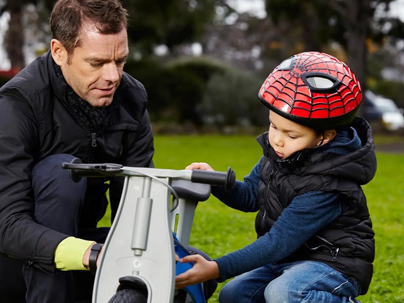 Memeriksa kondisi sepeda anak bersama orang tua Memeriksa kondisi sepeda anak bersama orang tua