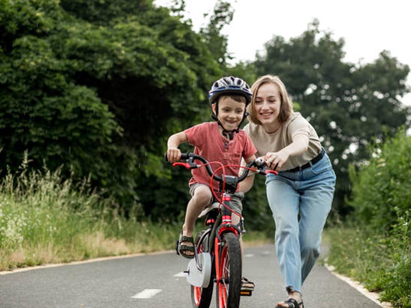 Mendampingi anak bersepeda ke sekolah Mendampingi anak bersepeda ke sekolah