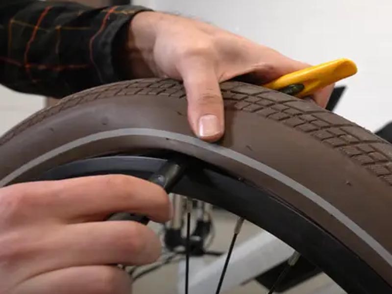 Mengganti ban sepeda min velo Mengganti ban sepeda min velo