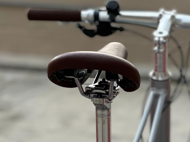 Mengganti saddle sepeda mini velo Mengganti saddle sepeda mini velo