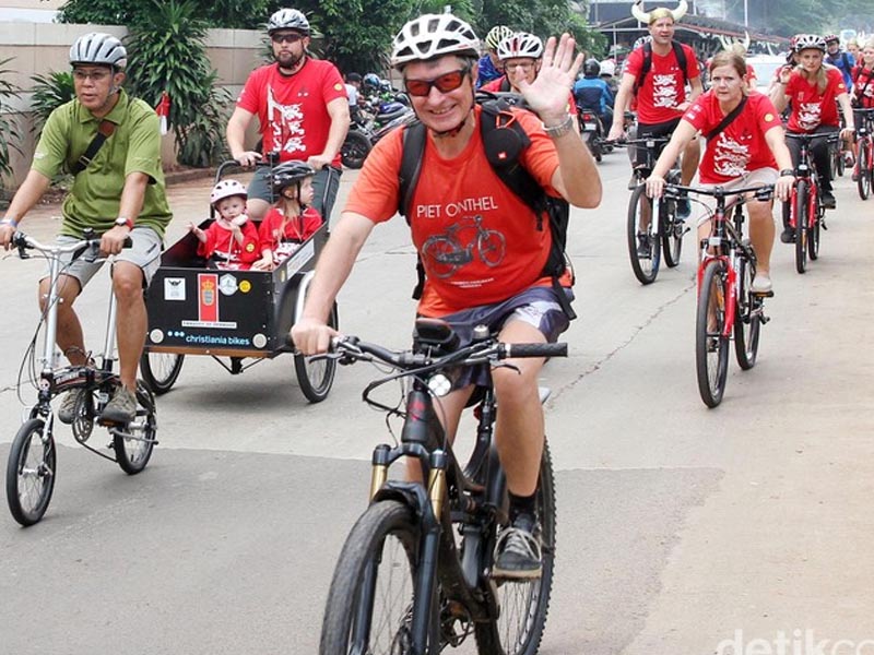 Outfit keren bersepeda ke kantor Outfit keren bersepeda ke kantor