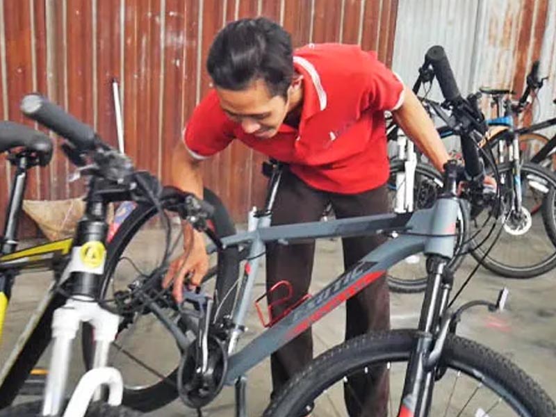 Memeriksa sepeda gunung bekas Memeriksa sepeda gunung bekas