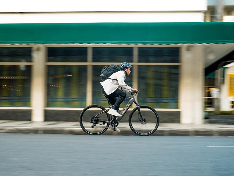 Bersepeda menikmati kota dengan sepeda listrik Bersepeda menikmati kota dengan sepeda listrik