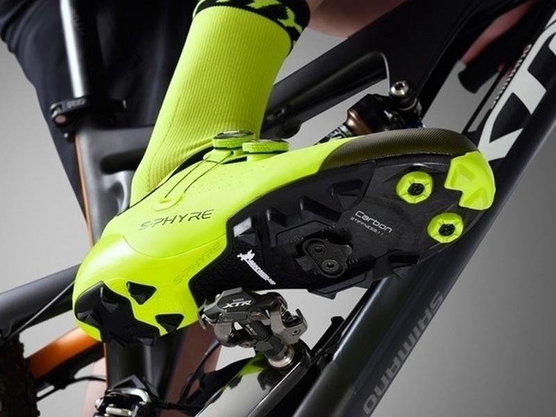 Melepas cleat sepeda sebelum berhenti Melepas cleat sepeda sebelum berhenti