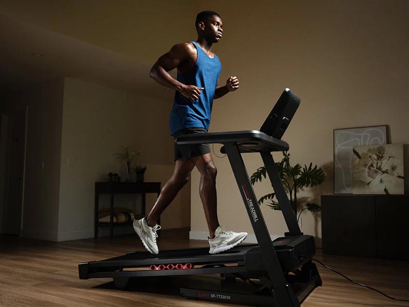 Berlari diatas treadmill menggunakan jersey Berlari diatas treadmill menggunakan jersey