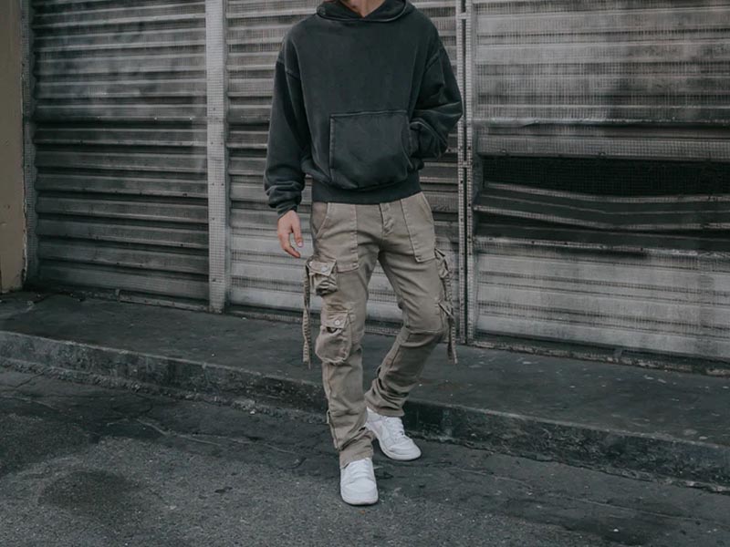 Desain celana cargo mudah dipadukan dengan outfit apapun Desain celana cargo mudah dipadukan dengan outfit apapun