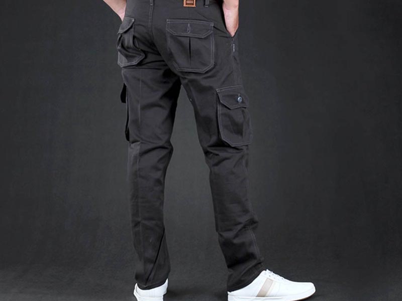 Celana cargo punya banyak kantong praktis untuk menyimpan barang Celana cargo punya banyak kantong praktis untuk menyimpan barang