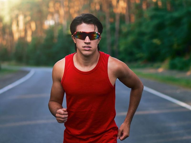 Kacamata lari meningkatkan fokus & visibilitas saat lari Kacamata lari meningkatkan fokus & visibilitas saat lari