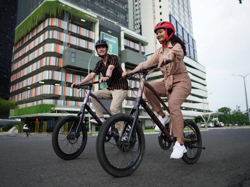 Urban cyclist menggunakan Mini Velo yang mendominasi jalan raya Urban cyclist menggunakan Mini Velo yang mendominasi jalan raya