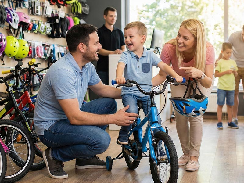 Memilih sepeda anak di toko Memilih sepeda anak di toko