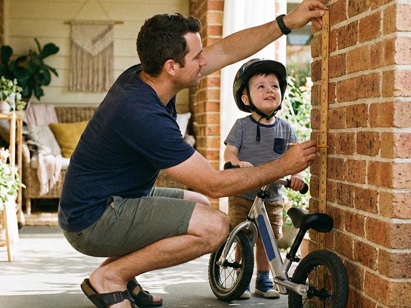 Mengukur tinggi anak dengan sepeda untuk menentukan ukuran Mengukur tinggi anak dengan sepeda untuk menentukan ukuran