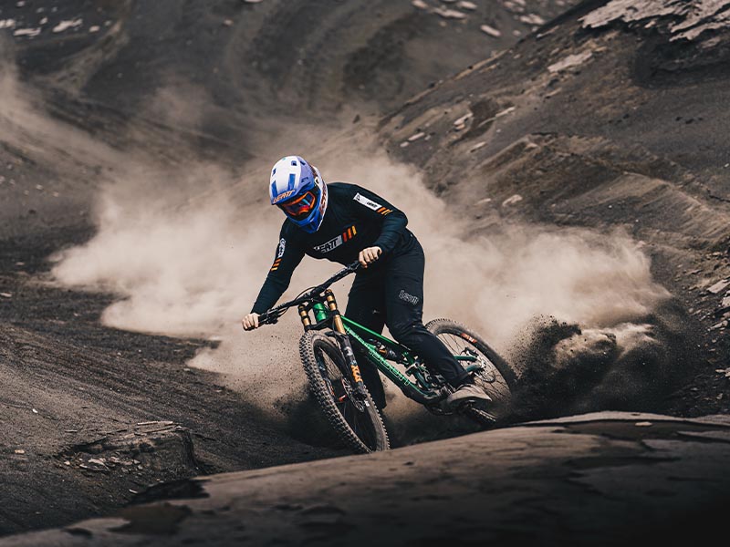 Menuruni jalur teknis menggunakan sepeda downhill Menuruni jalur teknis menggunakan sepeda downhill