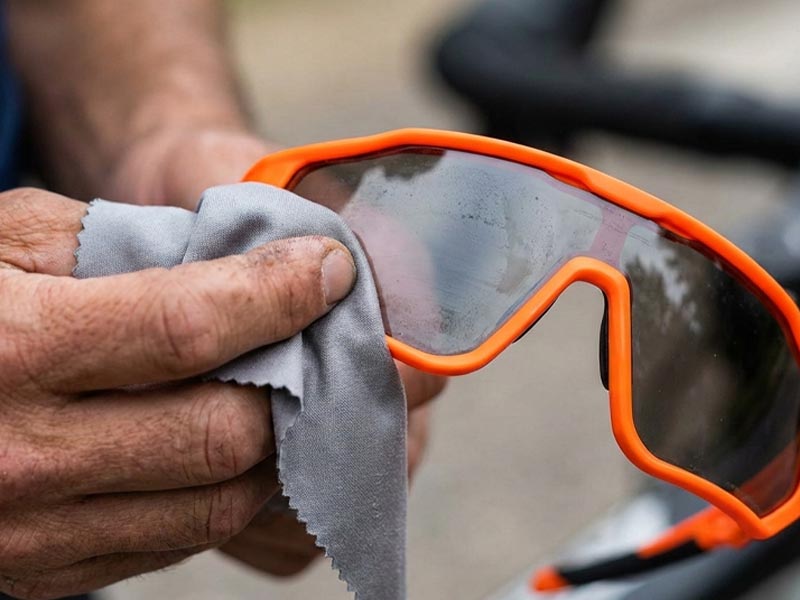 Membersihkan lensa kacamata dengan pembersih khusus Membersihkan lensa kacamata dengan pembersih khusus