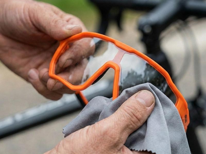 Jangan membersihkan lensa kacamata saat kondisi kering Jangan membersihkan lensa kacamata saat kondisi kering