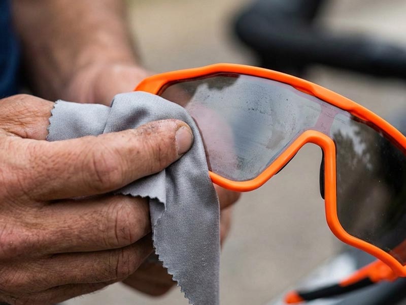 Membersihkan lensa kacamata olahraga Membersihkan lensa kacamata olahraga