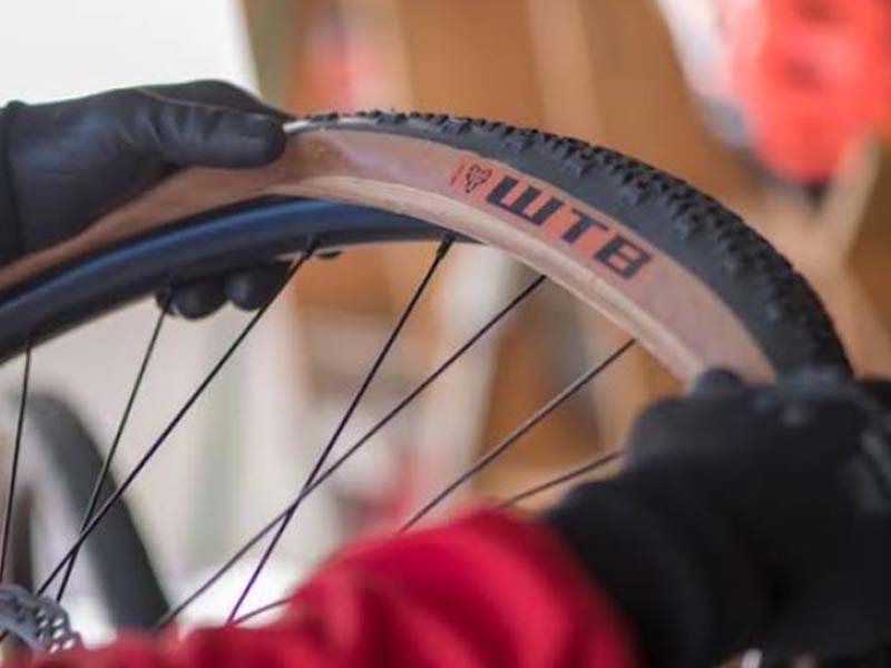 Mounting the Tire on the Rim Mounting the Tire on the Rim