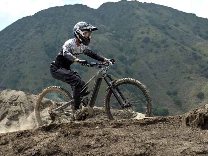 Climbing on rough terrain with an electric mountain bike Climbing on rough terrain with an electric mountain bike
