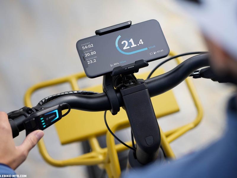 Monitoring speed and distance using an electric bike app Monitoring speed and distance using an electric bike app