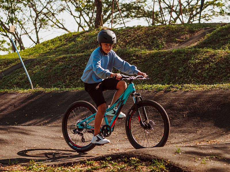 Si Kecil berkendara dengan helm sepeda anak Si Kecil berkendara dengan helm sepeda anak