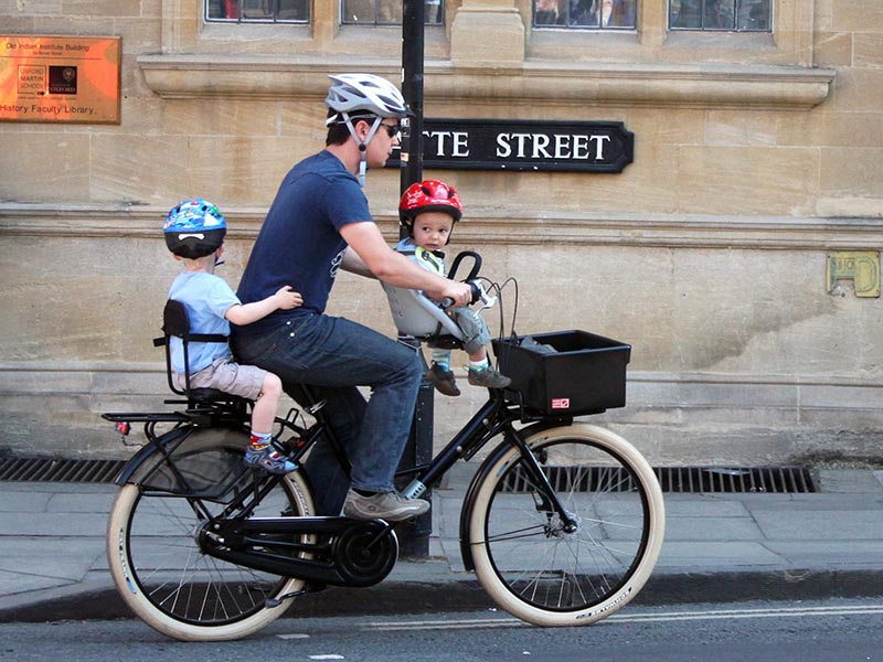 Berkendara dengan Anak menggunakan baby carrier Berkendara dengan Anak menggunakan baby carrier