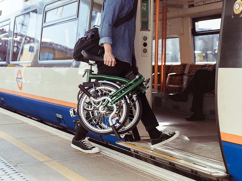 Foldable bike is convenient to carry when using public transport Foldable bike is convenient to carry when using public transport