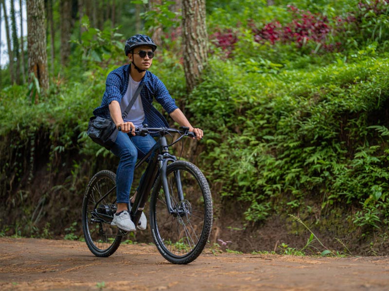 Cyclist commuting with Polygon Kalosi electric hybrid bike Cyclist commuting with Polygon Kalosi electric hybrid bike