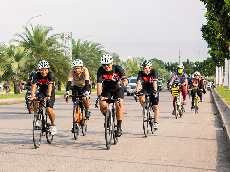 Trying road biking with beginner friends Trying road biking with beginner friends
