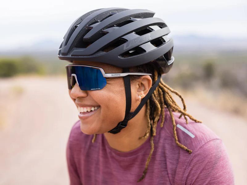 Wearing a helmet before gravel cycling Wearing a helmet before gravel cycling