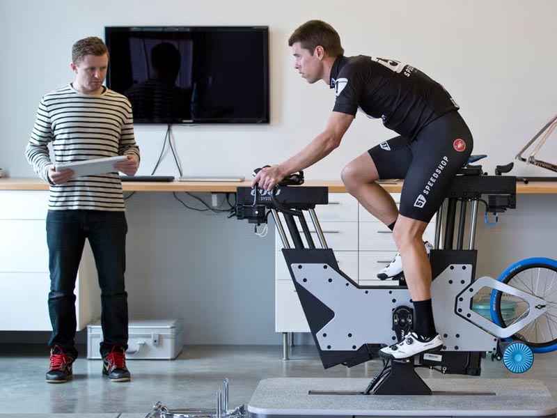 Cycling indoors with a guide from a mentor Cycling indoors with a guide from a mentor