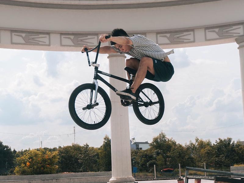 Basic BMX tricks: Bunny Hop Basic BMX tricks: Bunny Hop