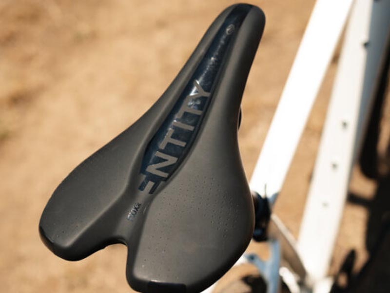 Aerodynamic road bike saddle Aerodynamic road bike saddle