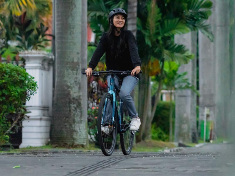 Cyclist enjoys long distance city bike Cyclist enjoys long distance city bike